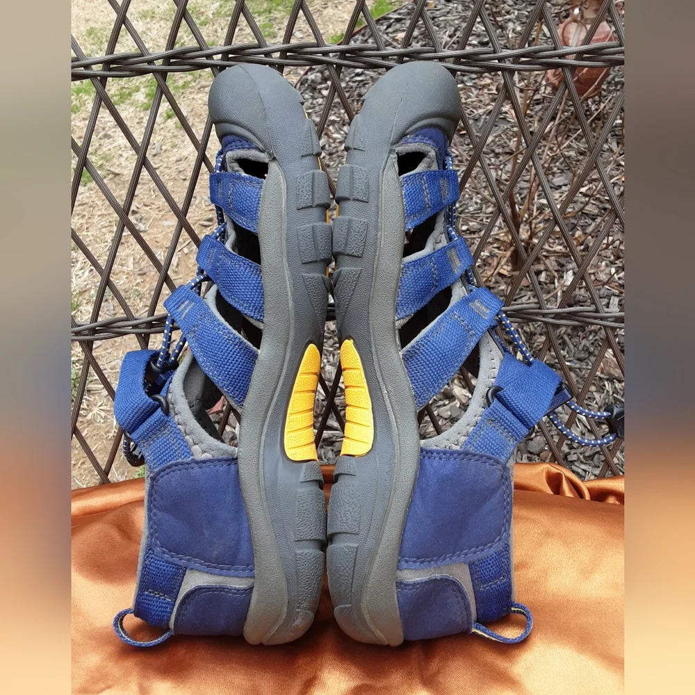 Keen Women's Outdoor Hiking Waterproof Footwear Size 6.